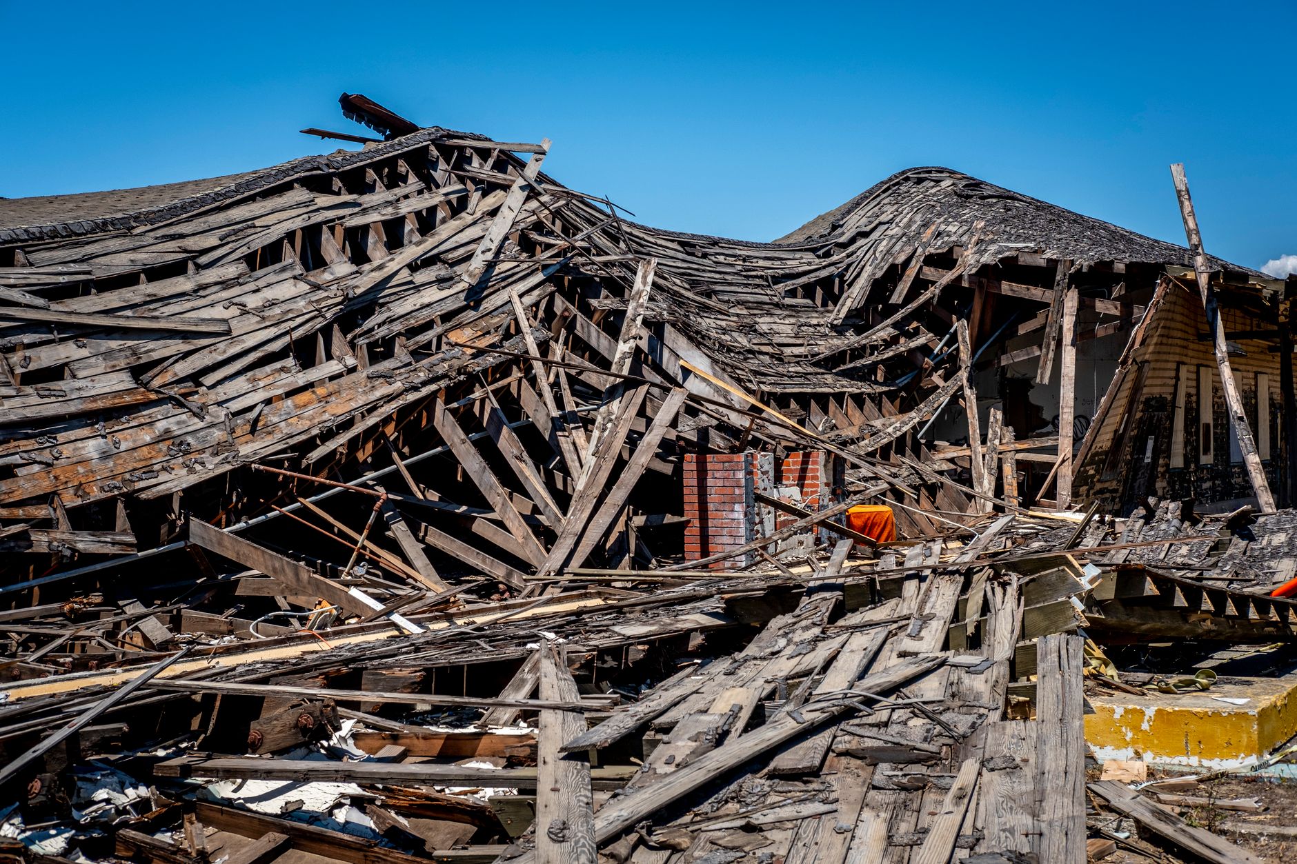 Edificio derrumbado por un gran terremoto, el tipo de destrucción vista en las escuelas de Sichuan en 2008