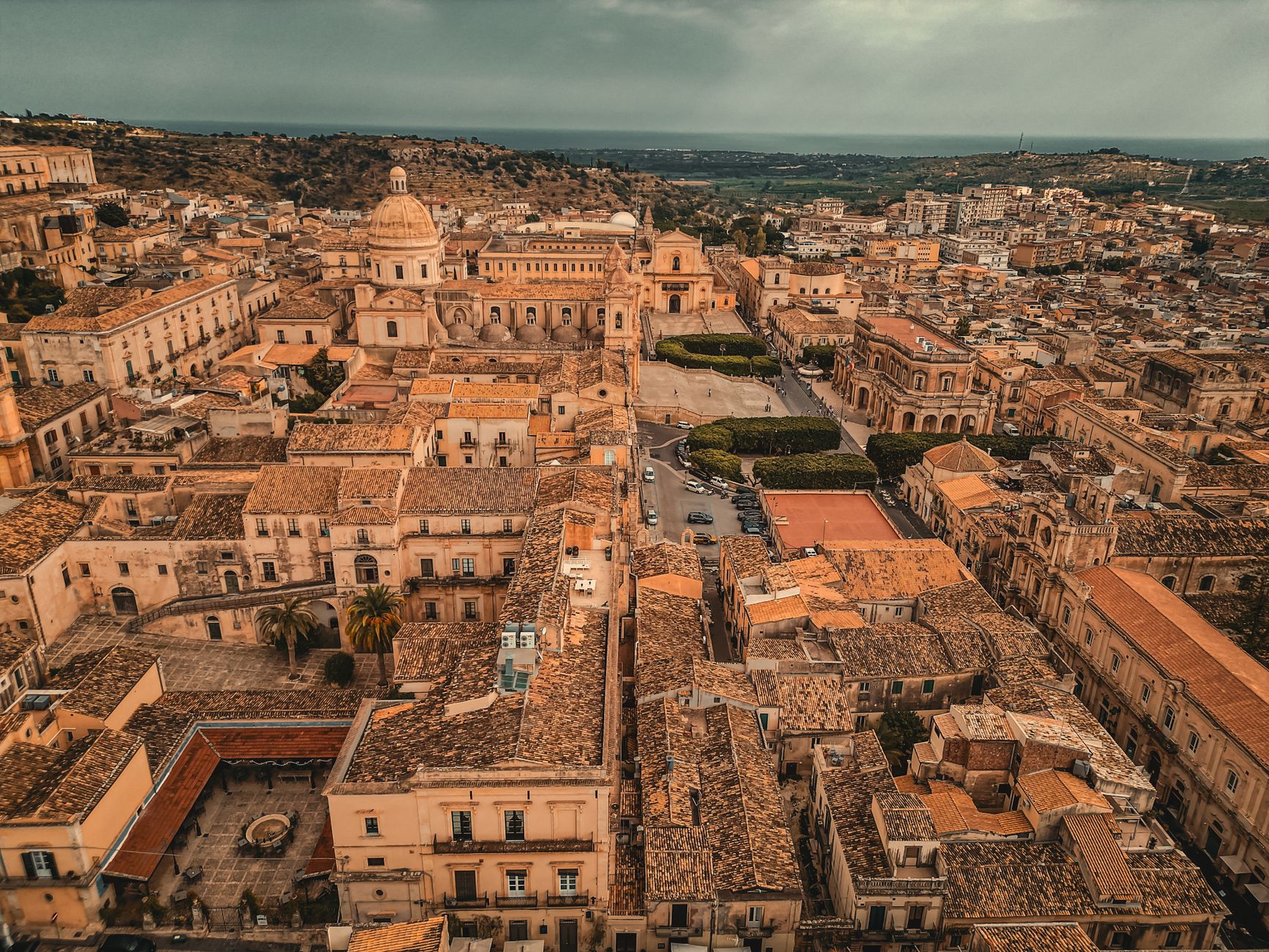 Pueblo del barroco siciliano en una colina, similar a los pueblos del Val di Noto reconstruidos tras el terremoto de 1693