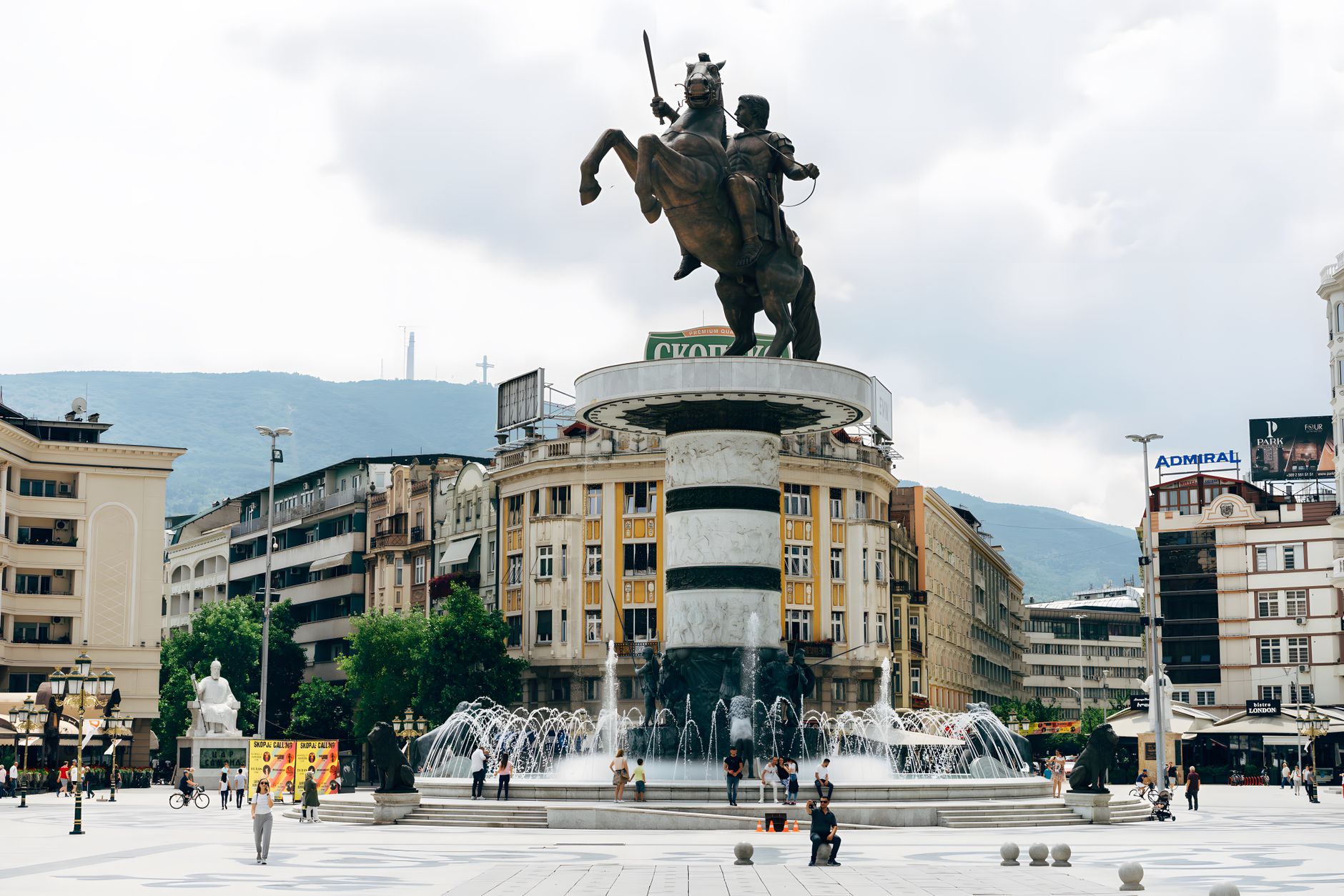 Skyline moderno de Skopje, Macedonia del Norte, reconstruida tras el devastador terremoto de 1963