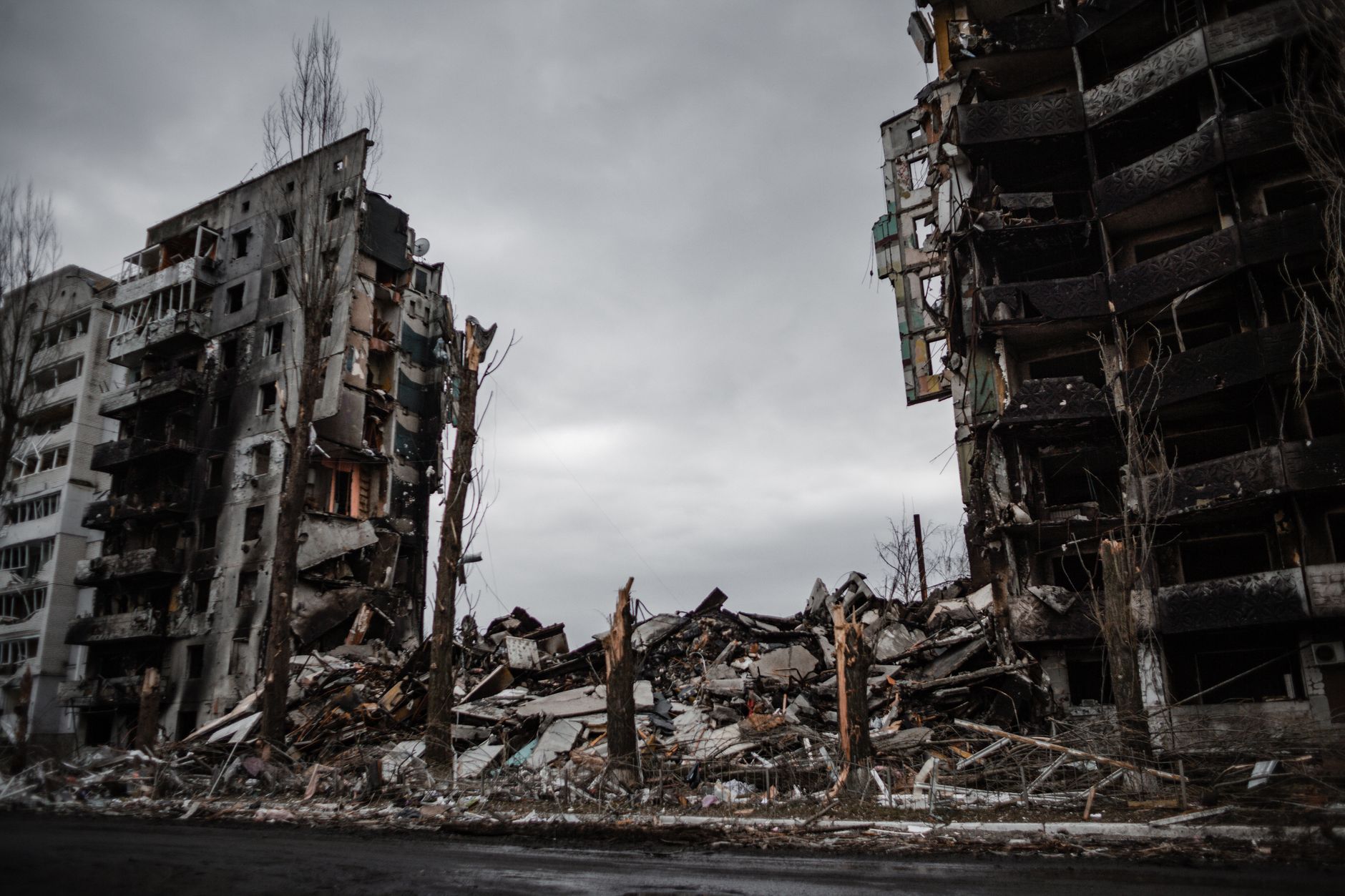 Edificio de apartamentos derrumbado entre escombros en una ciudad, el tipo de destrucción vista en Skopje en 1963
