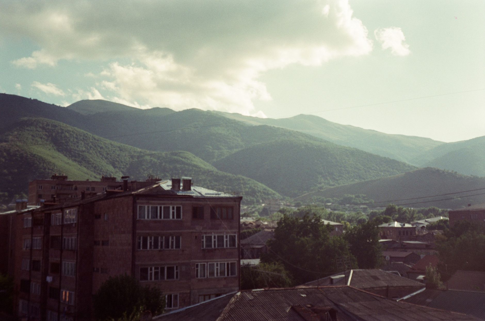 Paisaje montañoso del Cáucaso en Armenia, cerca de la región devastada por el terremoto de Spitak de 1988