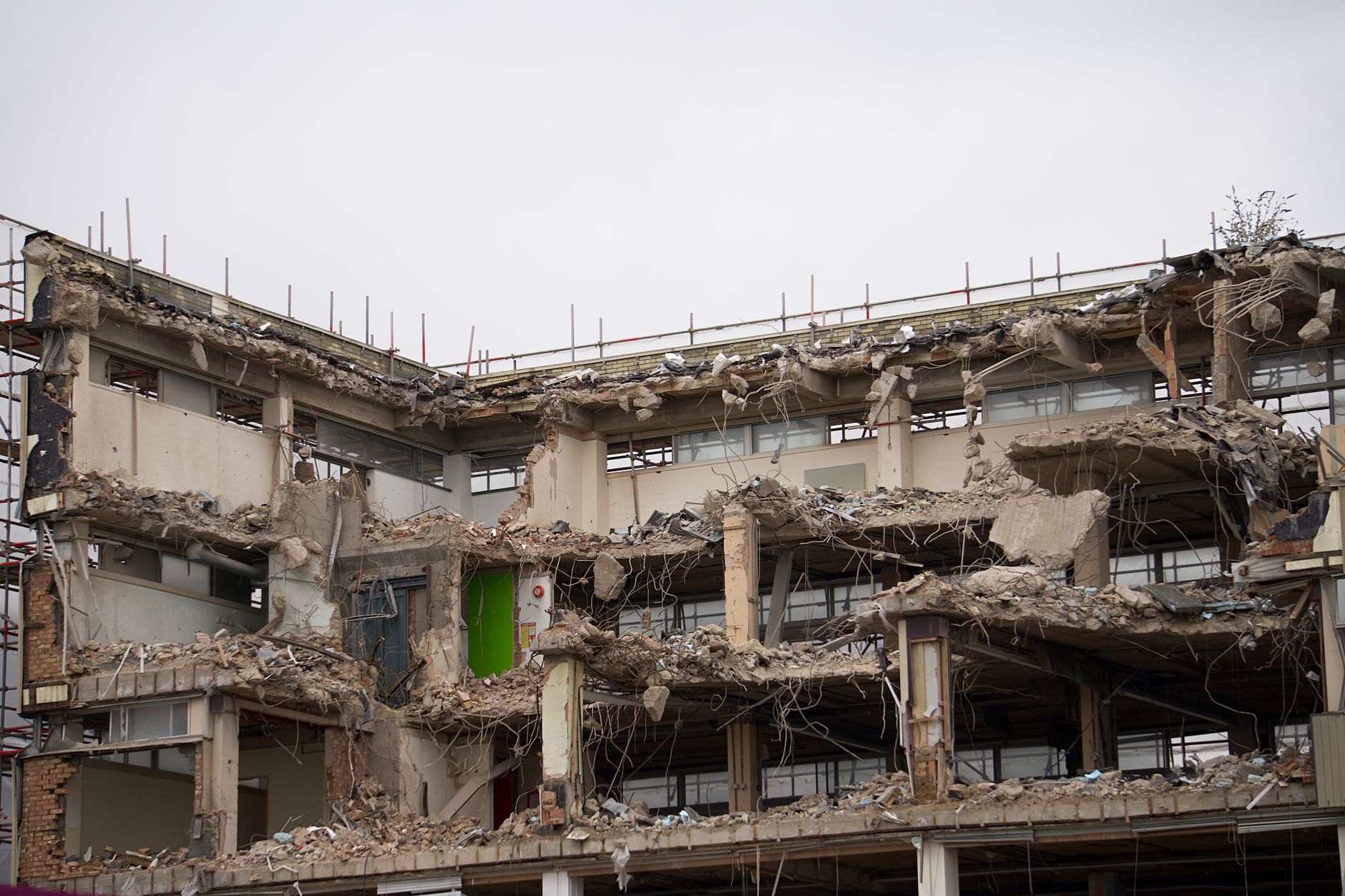 Escombros de un edificio de apartamentos de hormigón derrumbado, el tipo de construcción prefabricada soviética que falló en Spitak en 1988