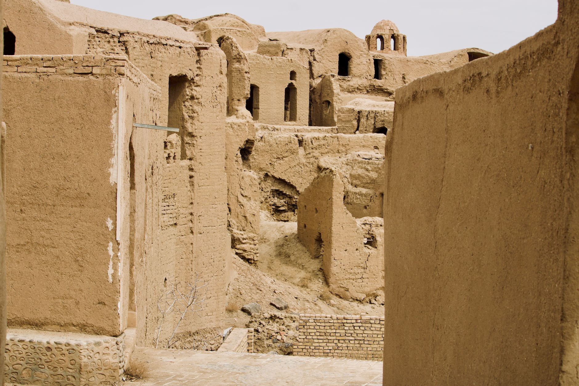 Desert town in Iran similar to Tabas before the 1978 earthquake destroyed most of its buildings