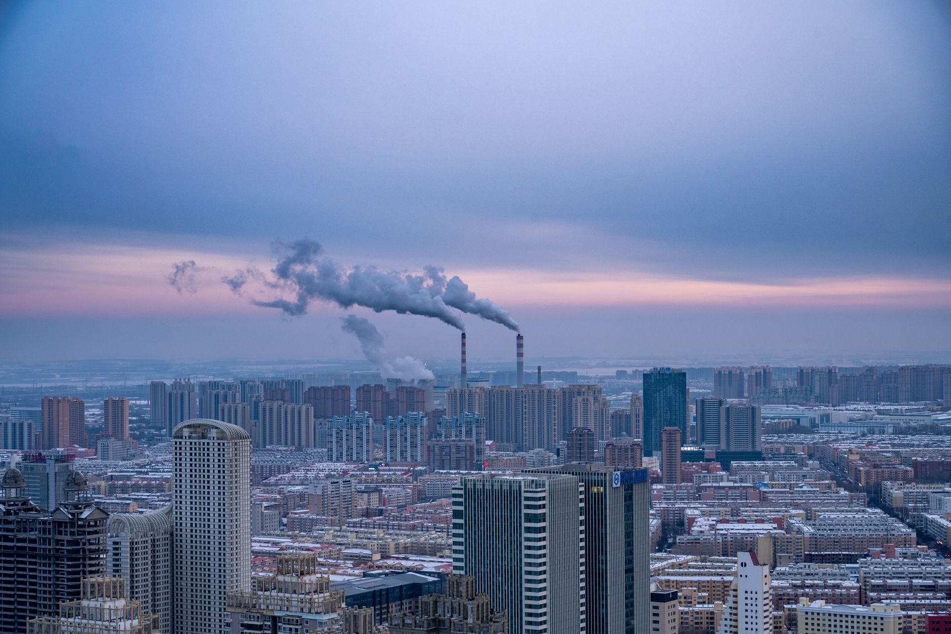 Skyline de una ciudad industrial china, similar a Tangshan antes del terremoto de 1976