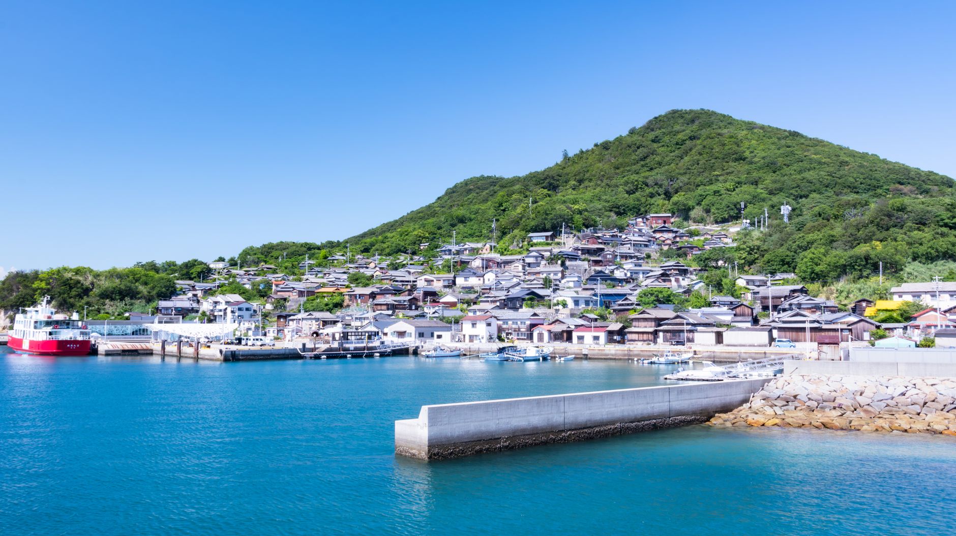 Japanese fishing harbour coastline, the kind of coastal community struck by the 1944 Tōnankai earthquake and tsunami